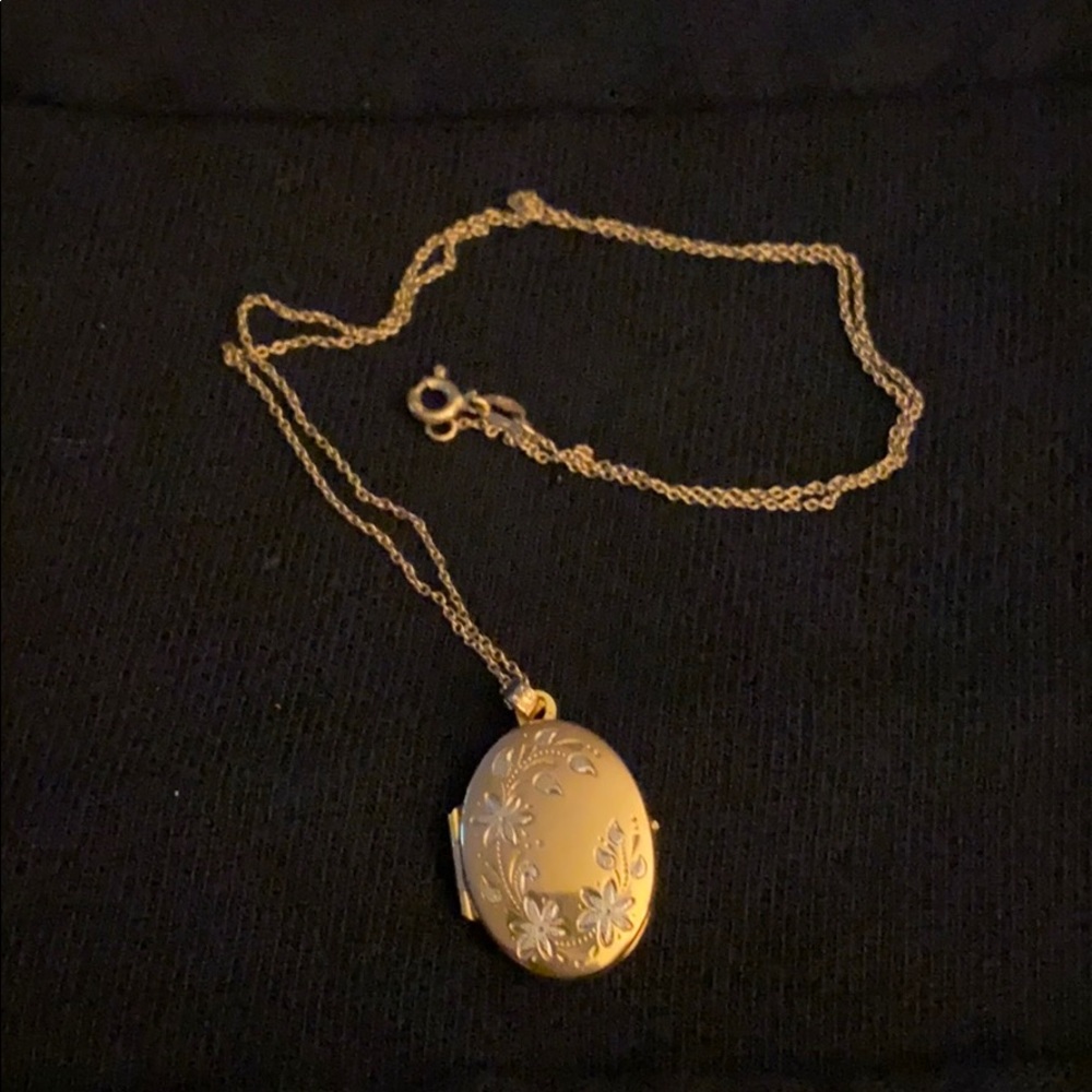 Antique 9ct gold 3/4 inch locket and chain.